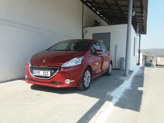 Peugeot 208 foto 2