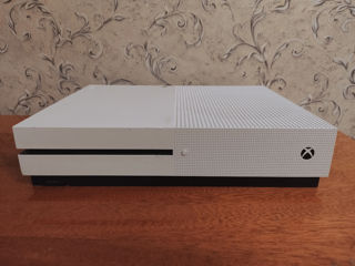 Продам Xbox one S  на 1 Терабайт Vând Xbox one S 1TB
