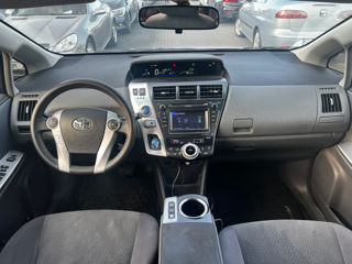 Toyota Prius v foto 9