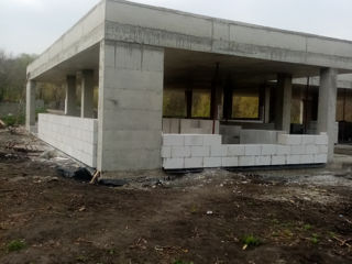 Executam lucrării de construcției a caselor,  lucrări de bitonare, zidarie,  acoperiș.