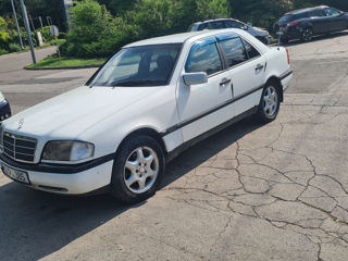 Mercedes C-Class foto 1