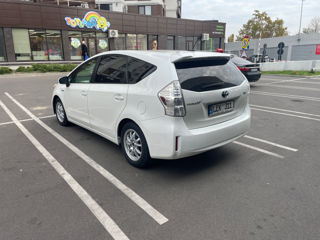 Toyota Prius v foto 2