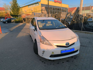 Toyota Prius v foto 7