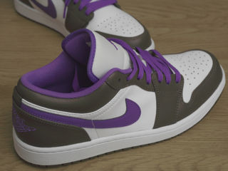 Nike Air Jordan 1 Low / 44 (Palomino/Wild Berry-White) foto 4