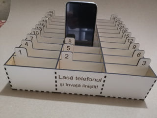 Suport pentru telefoane, articole școlare personalizate.