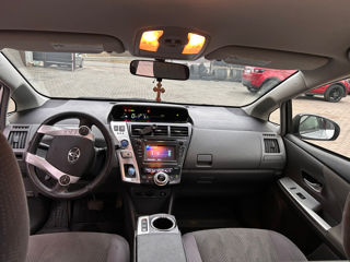 Toyota Prius v foto 7