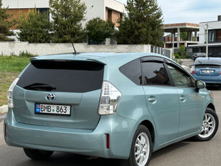 Toyota Prius v foto 5