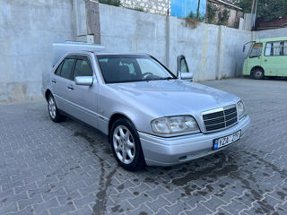 Mercedes C-Class foto 9