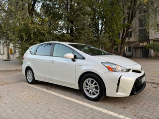 Toyota Prius v foto 1