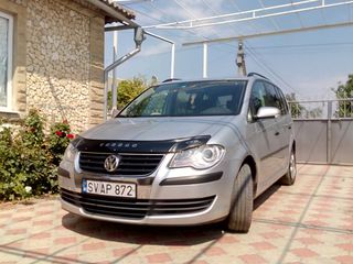 Volkswagen Touran foto 1