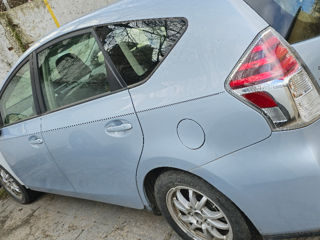 Toyota Prius v foto 4