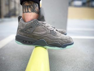 Nike Air Jordan 4 Retro Kaws Grey foto 3