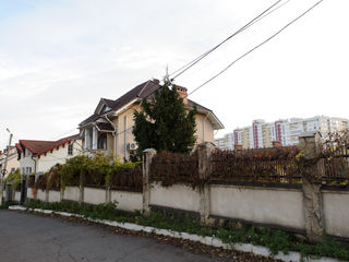 Casă cu 4 nivele, 450 mp, Centru, 1200  €! foto 1