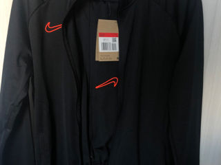 Costum Nike foto 4