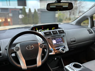 Toyota Prius v foto 6