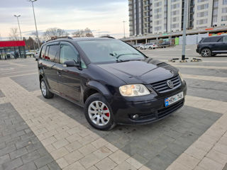 Volkswagen Touran foto 2