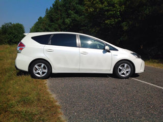 Toyota Prius v foto 3