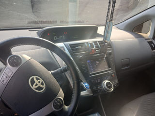 Toyota Prius v foto 8