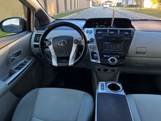 Toyota Prius v foto 6