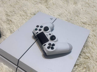 Vând PlayStation 4