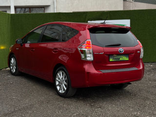 Toyota Prius v foto 5