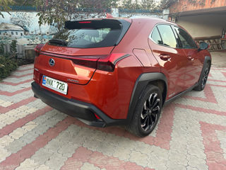 Lexus UX 300e foto 2