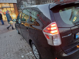 Toyota Prius v foto 10