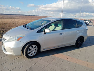 Toyota Prius v foto 8