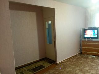 Se Vinde apartament cu 3 odai mijloc / Продается трехкомнатная квартира середина 2/5 foto 3
