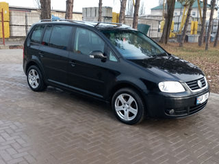 Volkswagen Touran foto 2