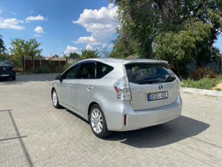 Toyota Prius v foto 3