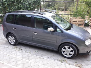 Volkswagen Touran foto 1