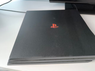 Vând PS4 PRO 1TB cu 10 discuri.