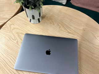 Vând MacBook Pro 2019 16 Inch foto 2