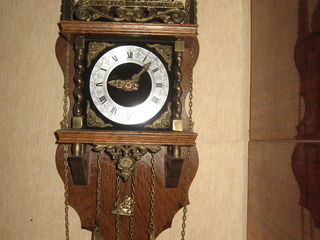Антикварные  часы с боем (бронза), светильник,каска,утюг угольный, черепаха морская. foto 1