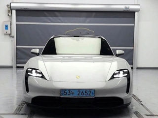 Porsche Taycan foto 2