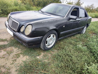 Mercedes E-Class foto 1