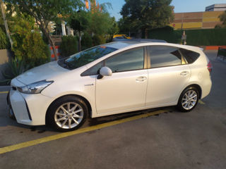 Toyota Prius v foto 1