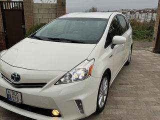 Toyota Prius v foto 2