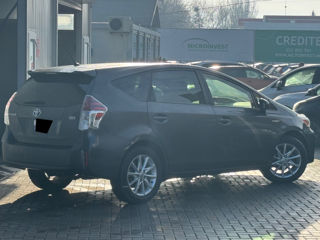 Toyota Prius v foto 5