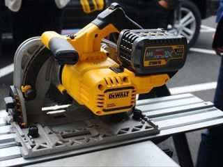 ferastrau circular de mana cu plonjare dewalt dcs520t2 / пила дисковая погружная аккумуляторная foto 7