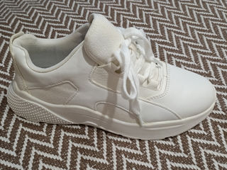 Белые кроссовки,37 размер
