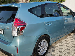 Toyota Prius v foto 5