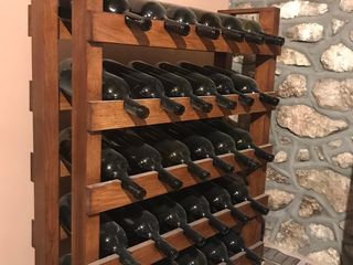 Rafturi pentru sticle cu vin(vinoteca)