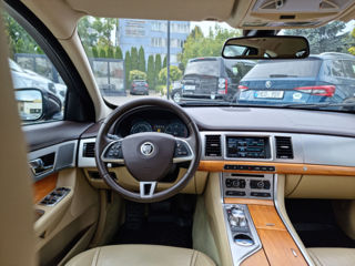 Jaguar XF фото 9