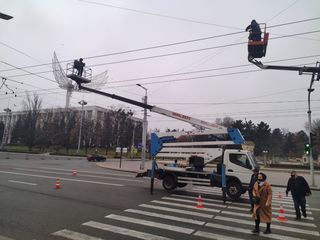 Arendă autoturn pentru instalarea decorațiunilor pe fatade, cladiri, impodobirea brazilor! foto 11