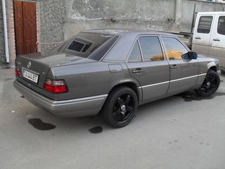 Mercedes Series (W124) foto 1