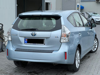 Toyota Prius v foto 4