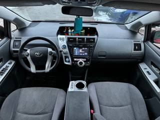 Toyota Prius v foto 12