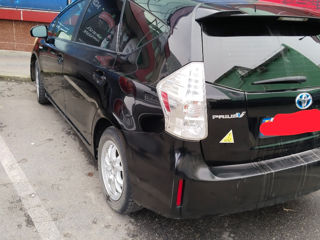 Toyota Prius v foto 10